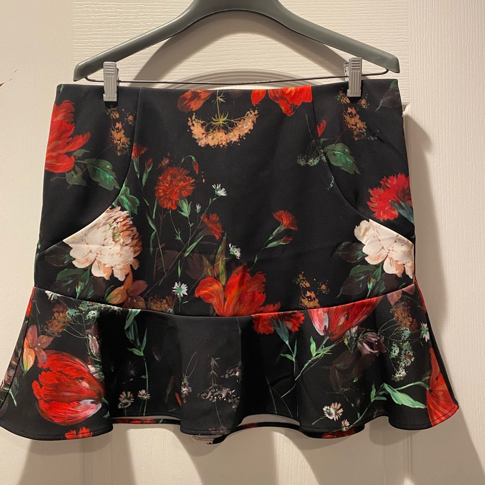 Express floral mini skirt! Super cute size L. Doesn’t fit me anymore